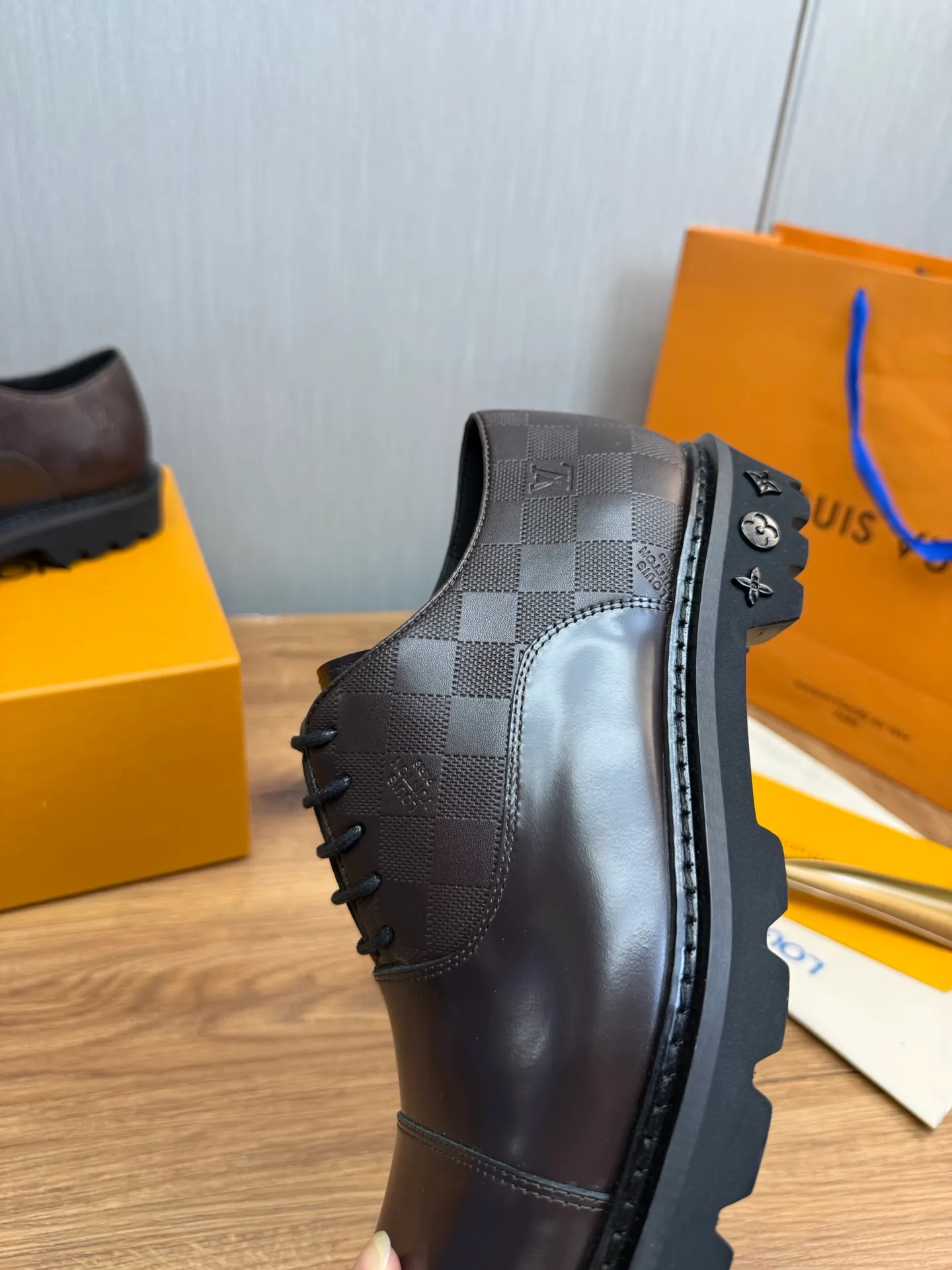 Men's shoes 💰900💰 LV. Men's casual lace-up leather shoes, the latest hot style 🔥 1:1 original purchase quality, top quality goods ⬆️The upper is imported open-edge beaded cowhide, cowhide, and cow suede. The hand-made three-dimensional stitching highlights the round toe design. The inner foot pads are all imported cowhide, with the original wear-resistant foam outsole, matching code 39-44, (38, 45 custom-made, non-refundable)